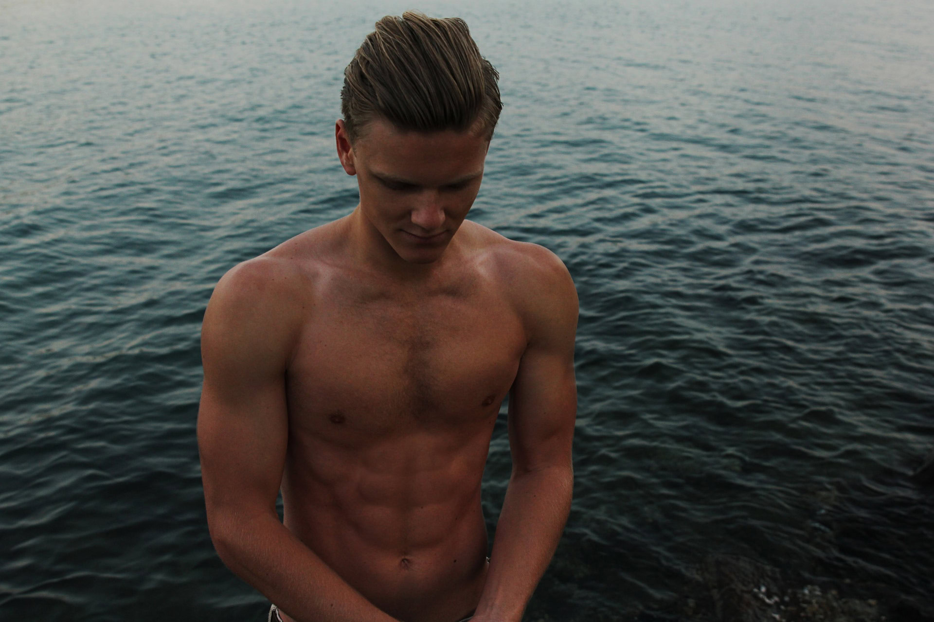 Do gay men prefer hairy or smooth chests?